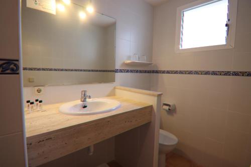 Bilik mandi di Hostal Cala Ratjada