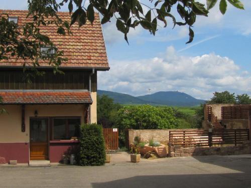 a house with a view of mountains in the distance at Gîte et Chambres d'hôtes, l'Erable in Beblenheim