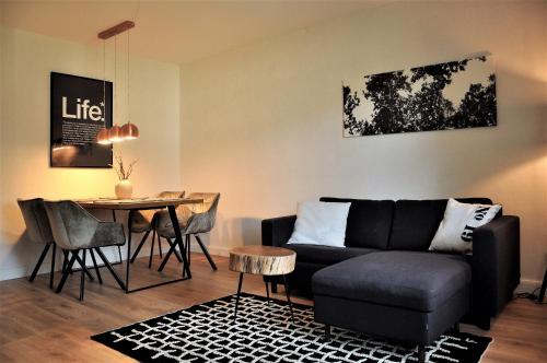 ヴェーデルにあるELBQUARTIER N°3 - Ferienwohnung in Wedelのソファとテーブルのあるリビングルーム