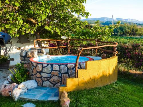 una piscina en un patio con una pared de piedra y escaleras en Villa Marqua, en Kalavárda