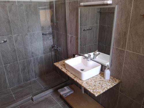 a bathroom with a sink and a shower at Idillion in Vília