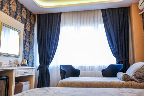 a hotel room with two beds and a window at Thermal Saray Hotel & Yalova in Gokcedere