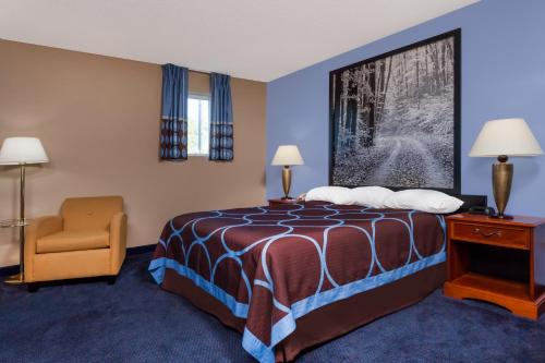 Una cama o camas en una habitación de Super 8 by Wyndham Adrian