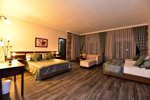 Llit o llits en una habitació de Ayaz Aqua Beach Hotel