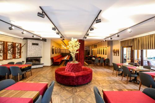 a dining room with tables and chairs and a centerpiece with flowers at Thermal Saray Hotel & Yalova in Gokcedere