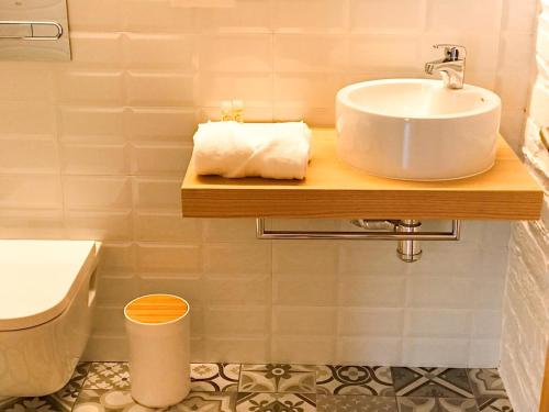 a bathroom with a sink and a toilet at A Casa da Botica in Samos