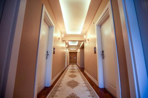 a hallway with a long aisle with a rug at Thermal Saray Hotel & Yalova in Gokcedere