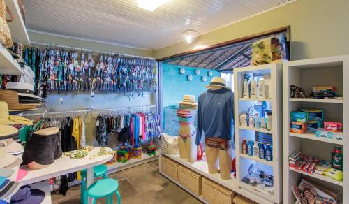 a store with clothes and hats on display at Hotel Solar Porto de Galinhas in Porto De Galinhas