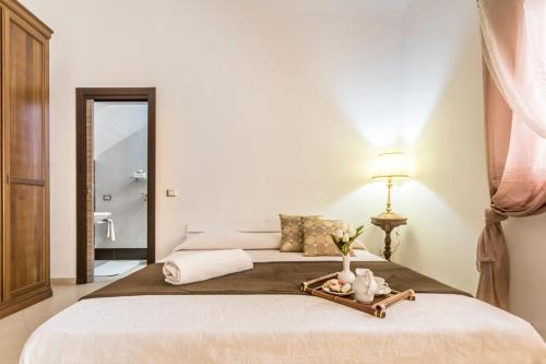 una camera con un grande letto e uno specchio di Casa marty a Mondello