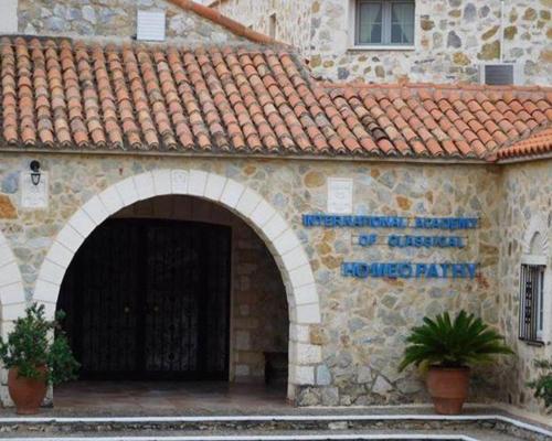 Η πρόσοψη ή η είσοδος του Aristotelis Studios