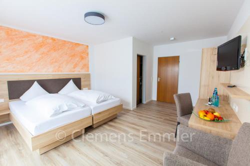 Postel nebo postele na pokoji v ubytování Gasthof Hotel Engel