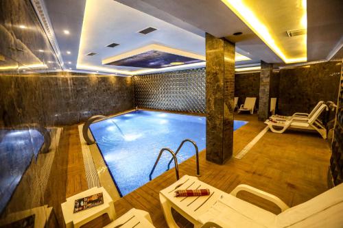 a swimming pool in a hotel room with a pool at Thermal Saray Hotel & Yalova in Gokcedere