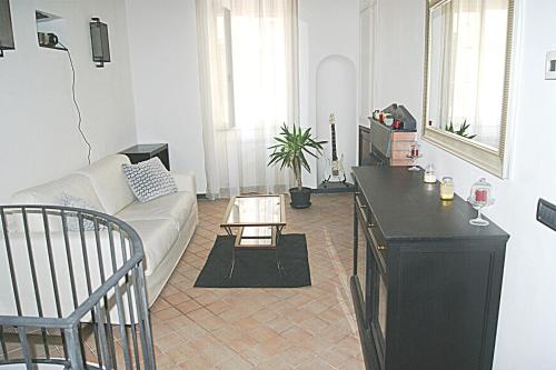 - un salon avec un canapé et une table dans l'établissement San Martino b&b, à Toirano