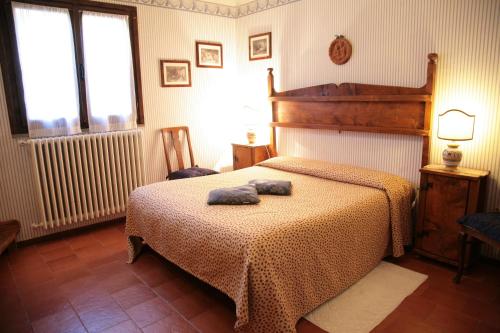 a bedroom with a bed with two towels on it at Malvarina in Capodacqua