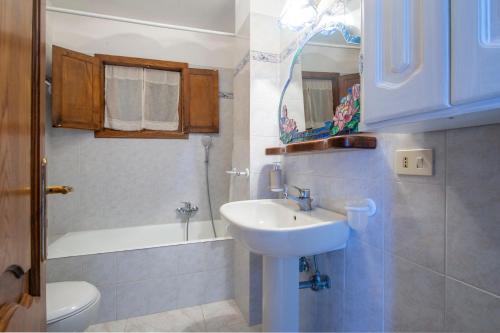 プライアーノにあるVista Vetticaのバスルーム(洗面台、トイレ、バスタブ付)