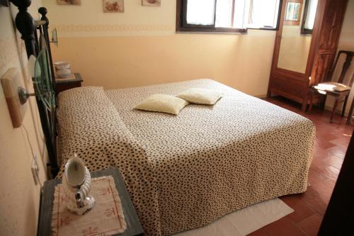 a bedroom with a bed with two pillows on it at Malvarina in Capodacqua