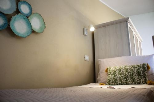1 dormitorio con cama con almohada y ventana en La Nuvoletta, en Siracusa
