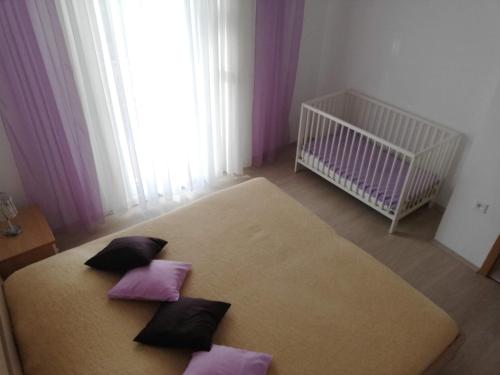 Posteľ alebo postele v izbe v ubytovaní Spacious family apartment with parking in the shade and barbecue house