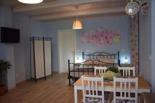 a living room with a bed and a table and chairs at Petite maison in Negrar
