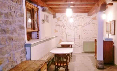 ein Zimmer mit zwei Tischen und einer Wand mit einem Wandbild in der Unterkunft Tetxe B&B Roncal in Roncal