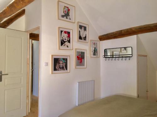 a room with pictures on the wall at La maison des amis in Nuits