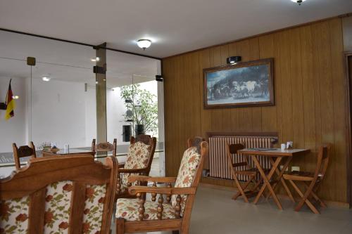 a dining room with a table and chairs and a television at Hotel Berlin in Gualeguaychú