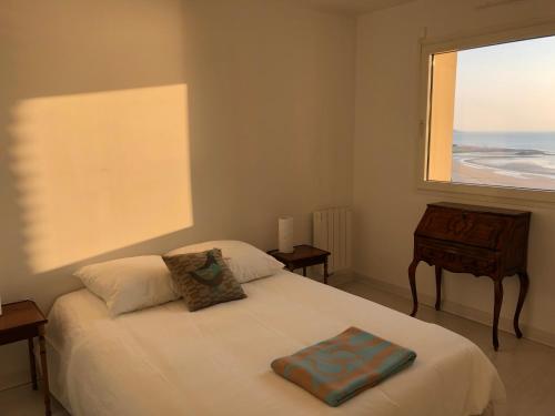 une petite chambre avec un lit et une fenêtre dans l'établissement Domaine des Roches, à Trouville-sur-Mer