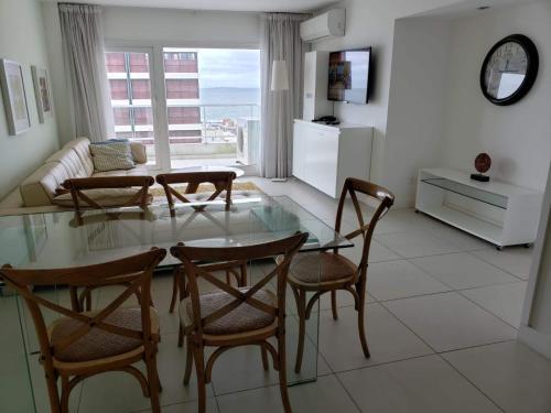 sala de estar con mesa de cristal y sillas en Apartment Peninsula, en Punta del Este