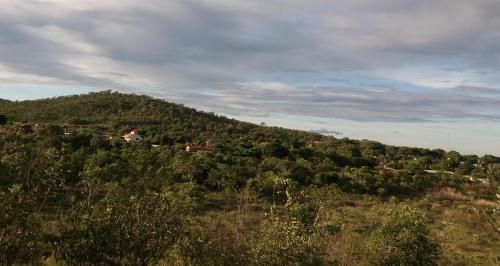 Una colina con una casa encima. en Sweet Suíte São Jorge, en São Jorge