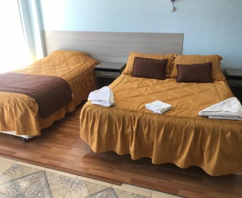 two beds sitting next to each other in a room at Le Ciel d'Uyuni in Uyuni