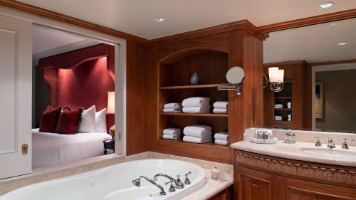 バンクーバーにあるWedgewood Hotel & Spa - Relais & Chateauxのバスルーム(バスタブ付)、ベッドルーム(ベッド付)が備わります。
