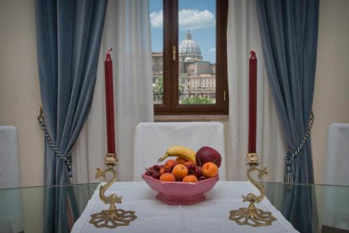 ローマにあるル クポリネの窓付きのテーブルに果物を盛り付けます