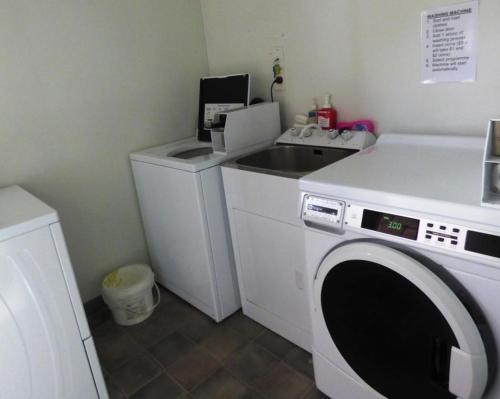 a kitchen with a washing machine and a sink at Alexandra Heights Motel in Alexandra