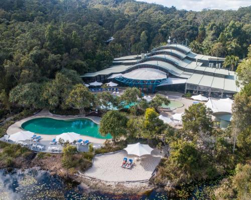 Bazén v ubytování Kingfisher Bay Resort nebo v jeho okolí