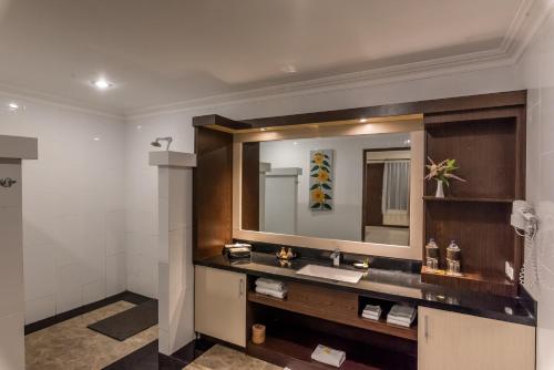a bathroom with a sink and a mirror at Vila Ombak in Gili Trawangan