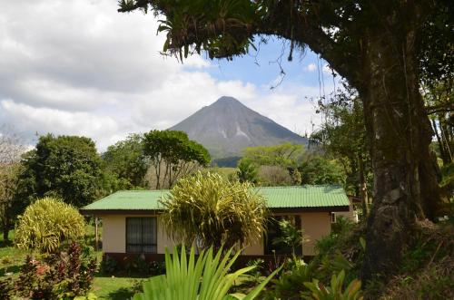 a house with a mountain in the background at Lumbres Arenal in Fortuna