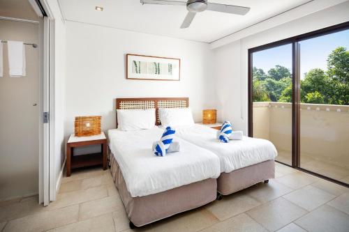 Кровать или кровати в номере Temple 304 Modern Spacious Palm Cove Resort