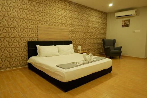 Una cama o camas en una habitación de Bangi Perdana Hotel