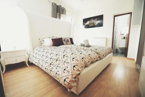 1 dormitorio con 1 cama y suelo de madera en Art Apartment In Mamila - Parking Best Location 2, en Jerusalén