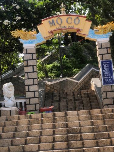 a set of stairs with a sign that reads moo dance hall at Quốc Ân Motel in Long Hai