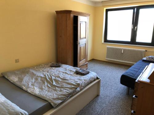 Tempat tidur dalam kamar di Zentrales Apartment mit Parkplatz