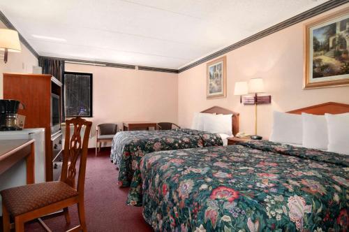 Katil atau katil-katil dalam bilik di Days Inn by Wyndham Espanola