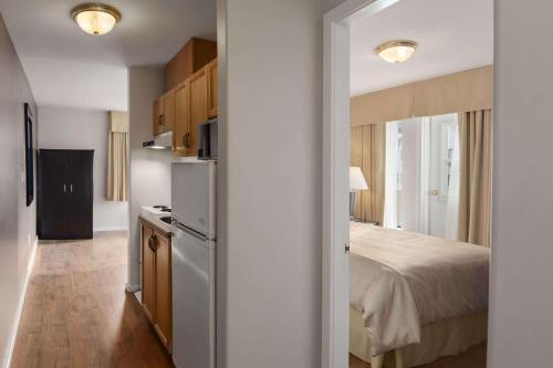 Un pat sau paturi într-o cameră la Days Inn by Wyndham Kamloops BC