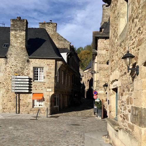 an alley in an old town with stone buildings at Manurêva - Chambre d'hôte en coeur de ville in Dinan