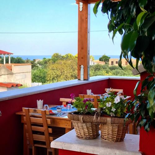 een tafel met twee manden bloemen erop bij B&B Albatros in Castelluzzo