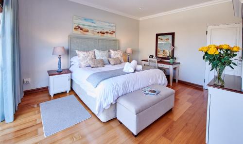 Una cama o camas en una habitación de The Hamptons Guest House