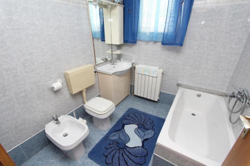 Apartments Dujmović tesisinde bir banyo