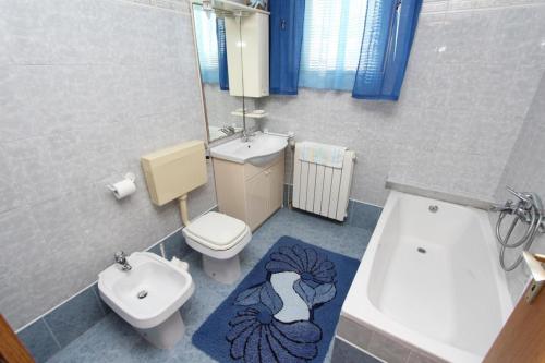 Kúpeľňa v ubytovaní Apartments Dujmović