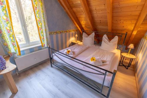 ein Schlafzimmer mit einem Bett mit Blumen darauf in der Unterkunft Haus Seeblick in Herrsching am Ammersee