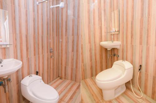 2 fotos de un baño con aseo y lavabo en Capital O 854 Ub Caisar Hotel en Banda Aceh